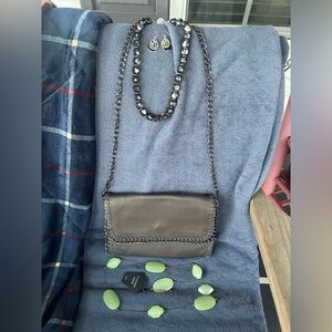 Gun metal hardware, unbranded sleek purse. With cosmetic jewelry included.♠️🖤🩶